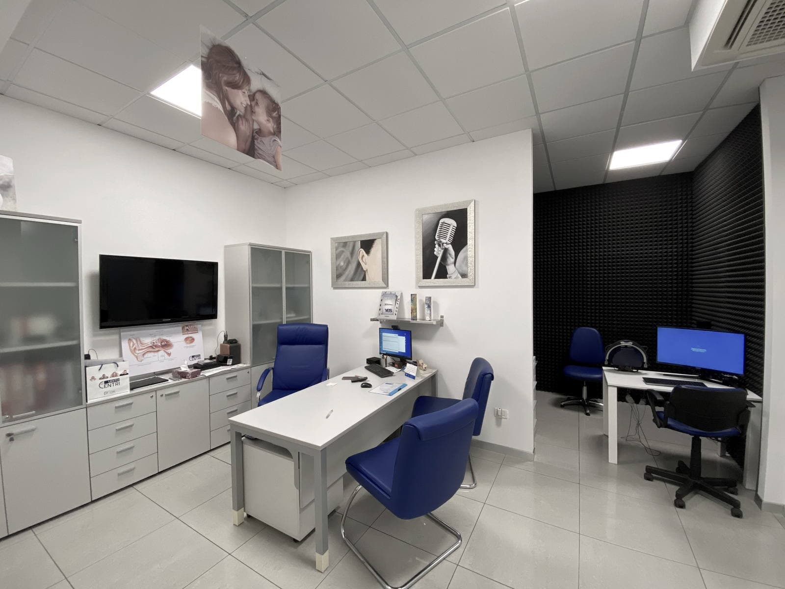 Sala prove di un centro Centriudito, con la cabina silente e la postazione dell'audioprotesista