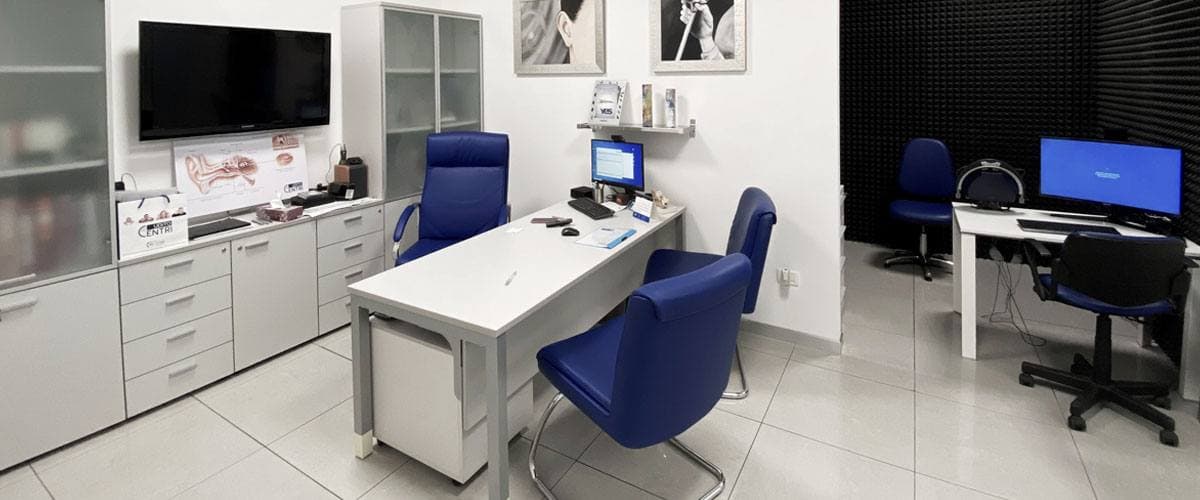 Interno di un centro Centriudito: cabina silente e postazioni di lavoro